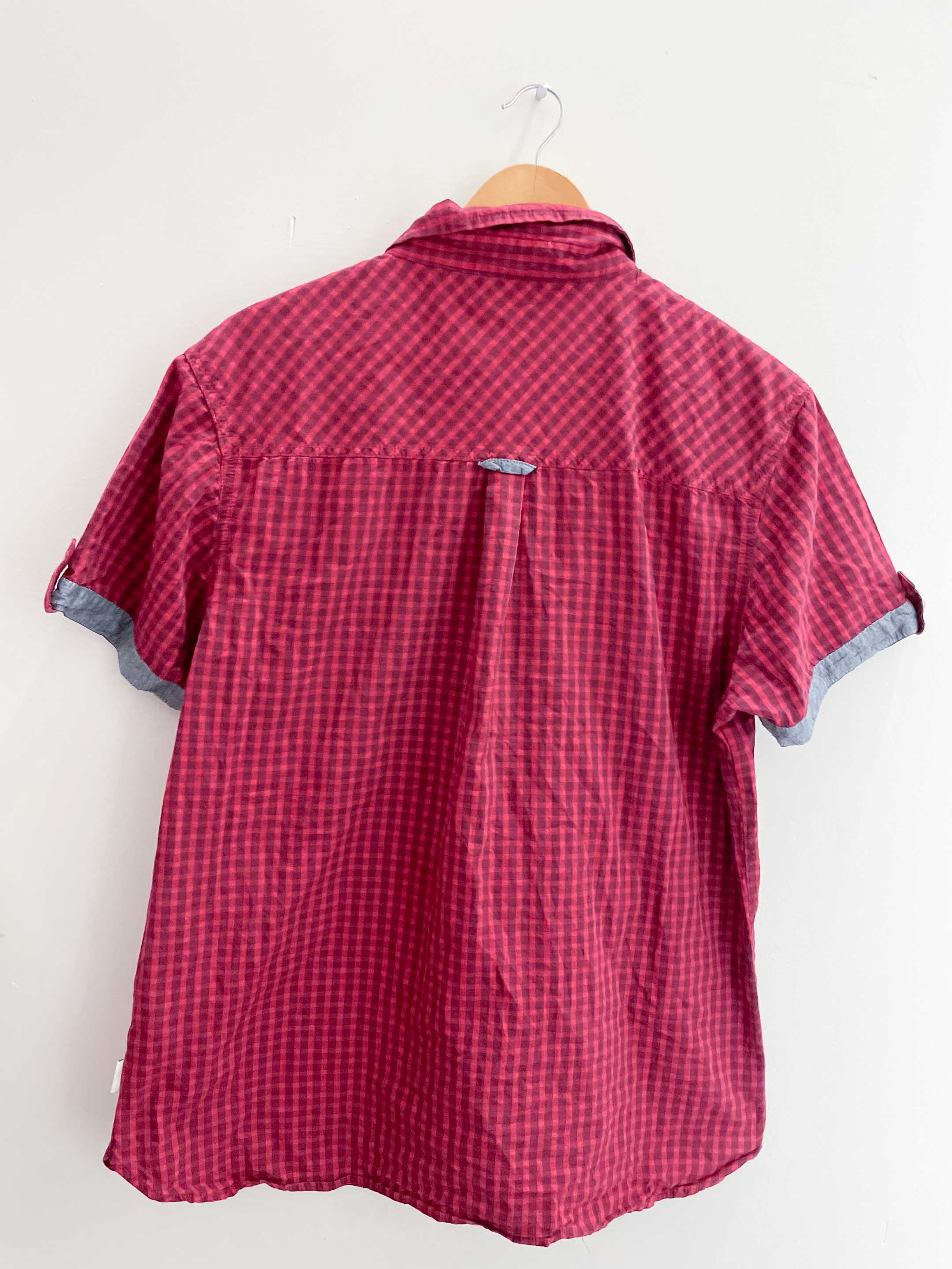 Vintage red patterned medium short sleeve shirt