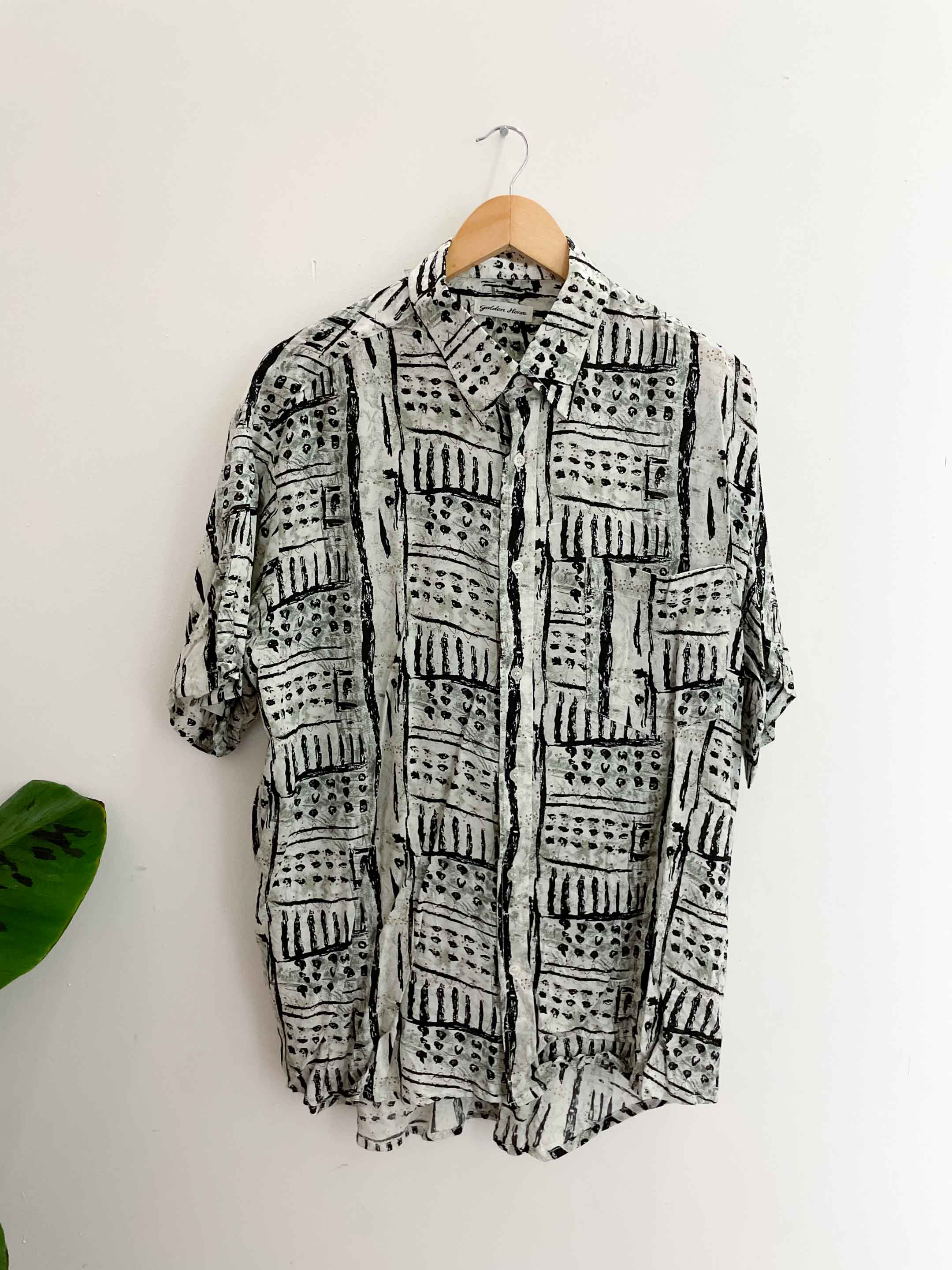Vintage golden horse white and black printed pattern mens short sleeve shirt size m