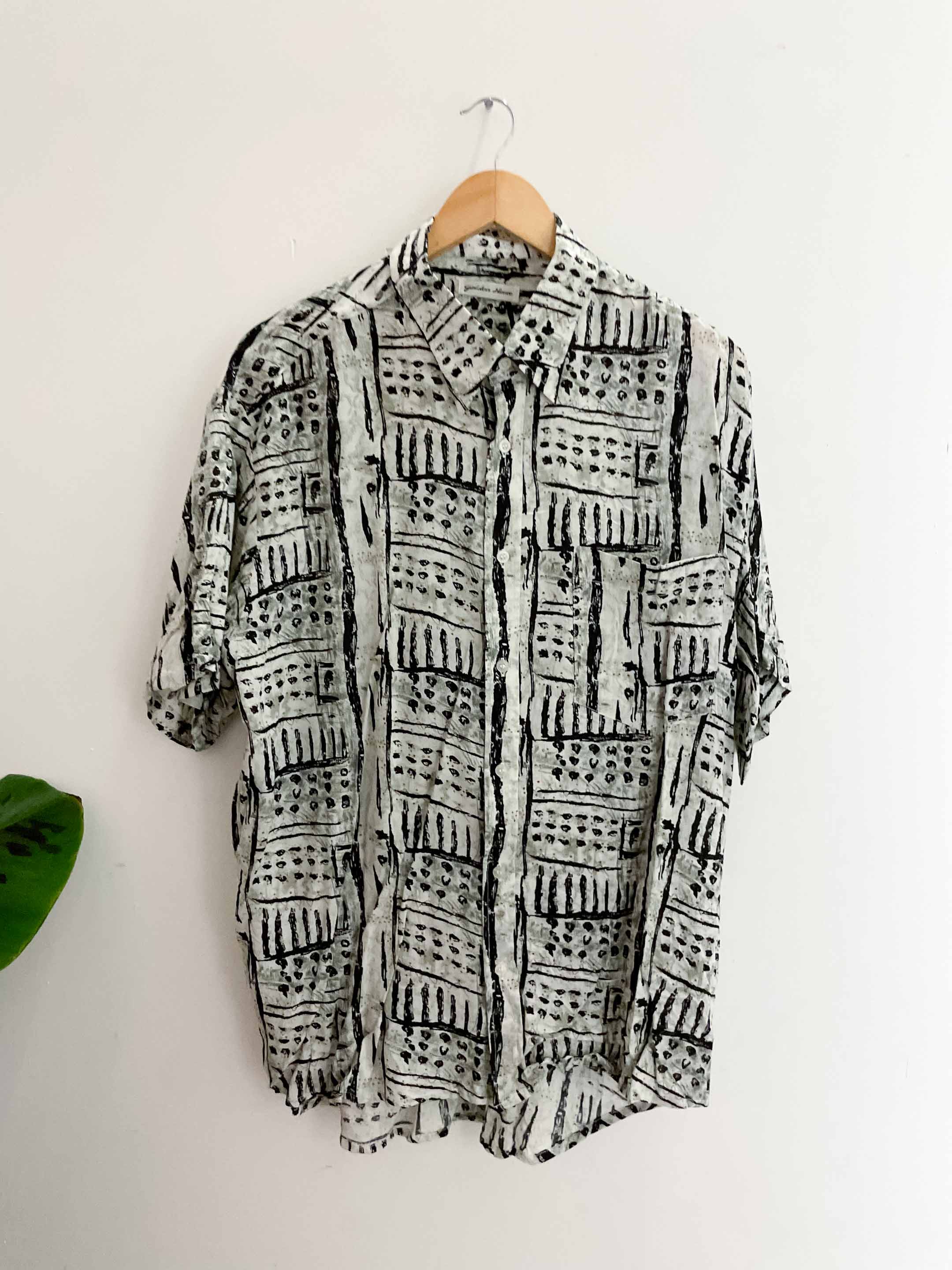 Vintage golden horse white and black printed pattern mens short sleeve shirt size m