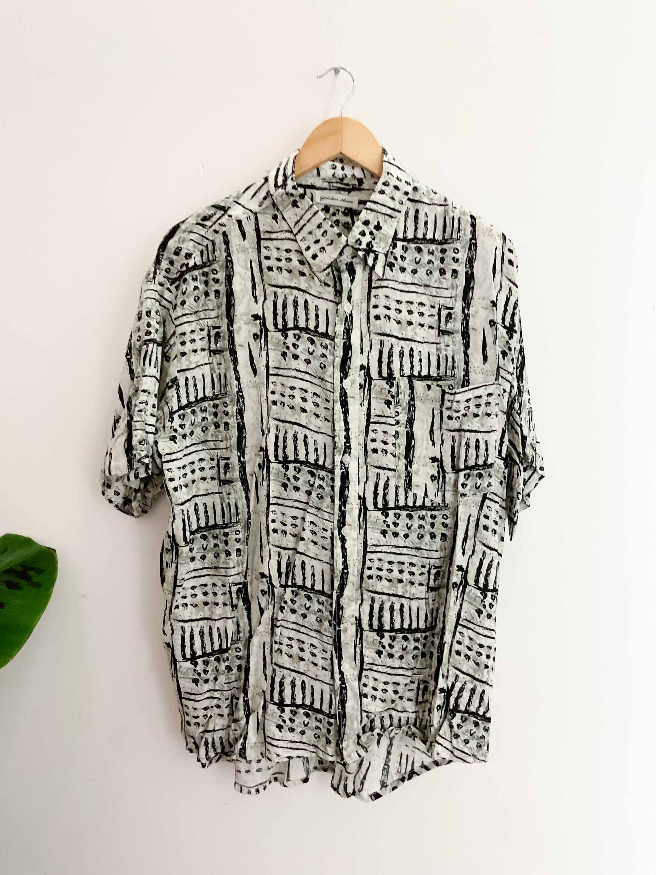 Vintage golden horse white and black printed pattern mens short sleeve shirt size m