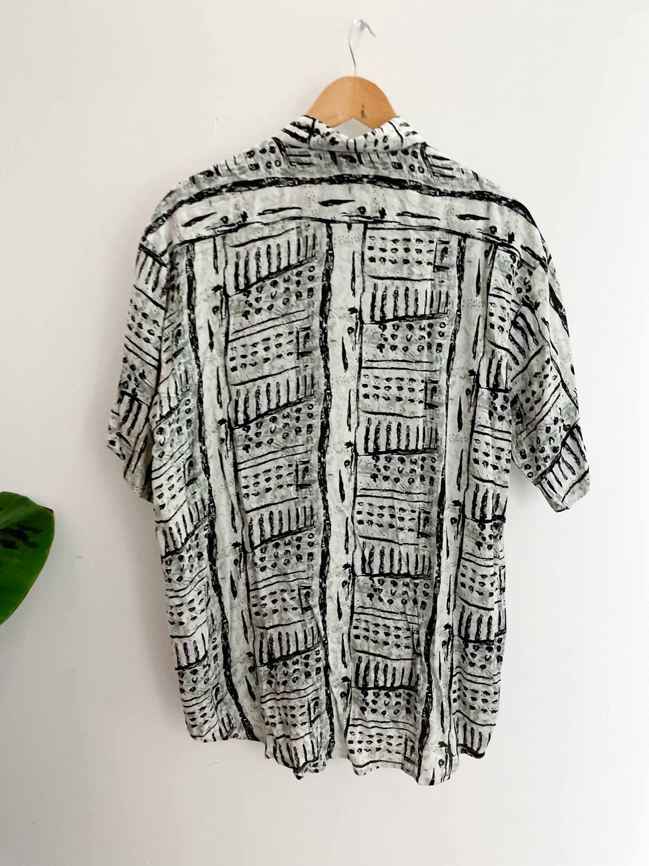 Vintage golden horse white and black printed pattern mens short sleeve shirt size m