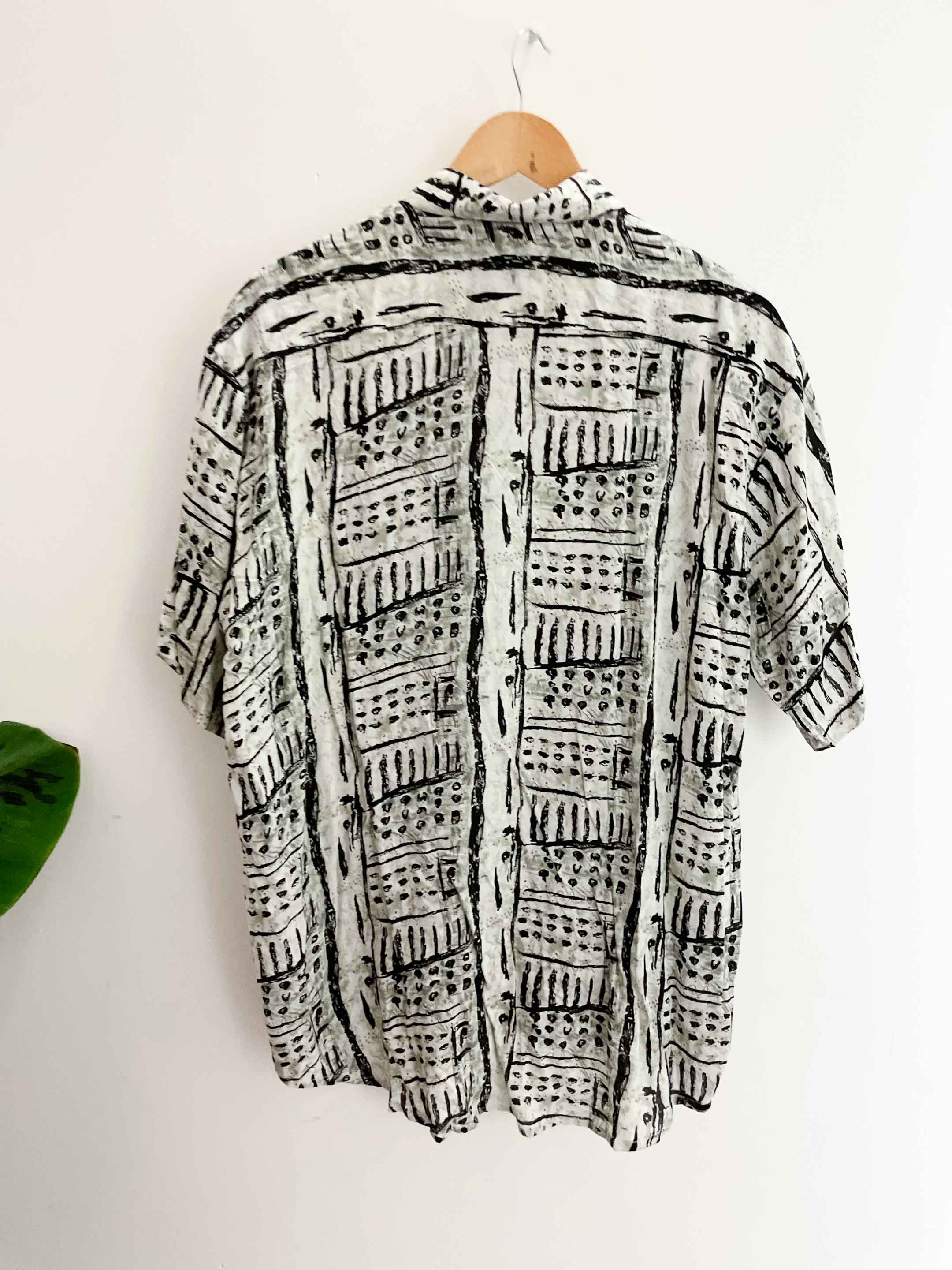 Vintage golden horse white and black printed pattern mens short sleeve shirt size m