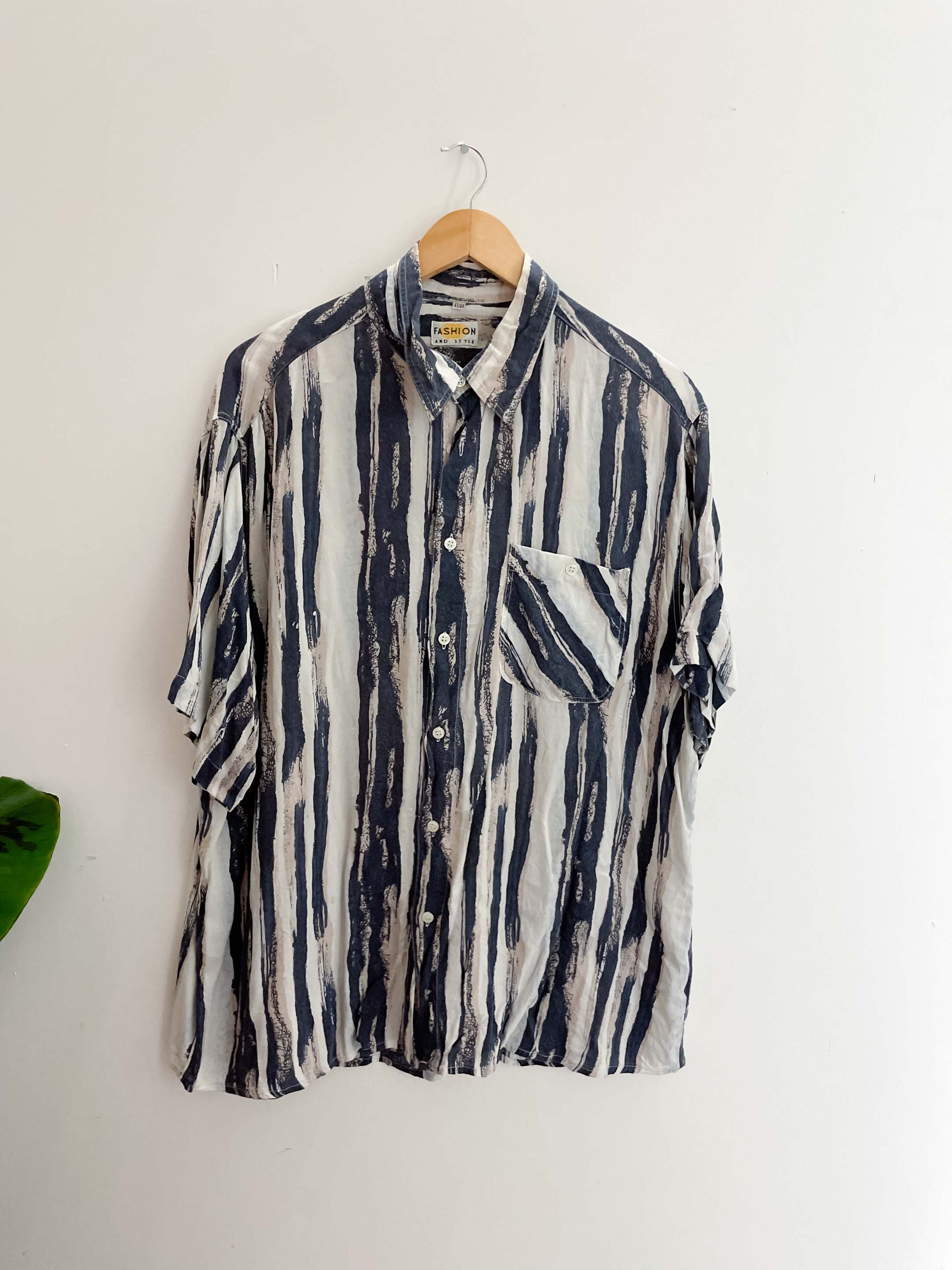 Vintage mens stripe print blue and white large short sleeve shirt