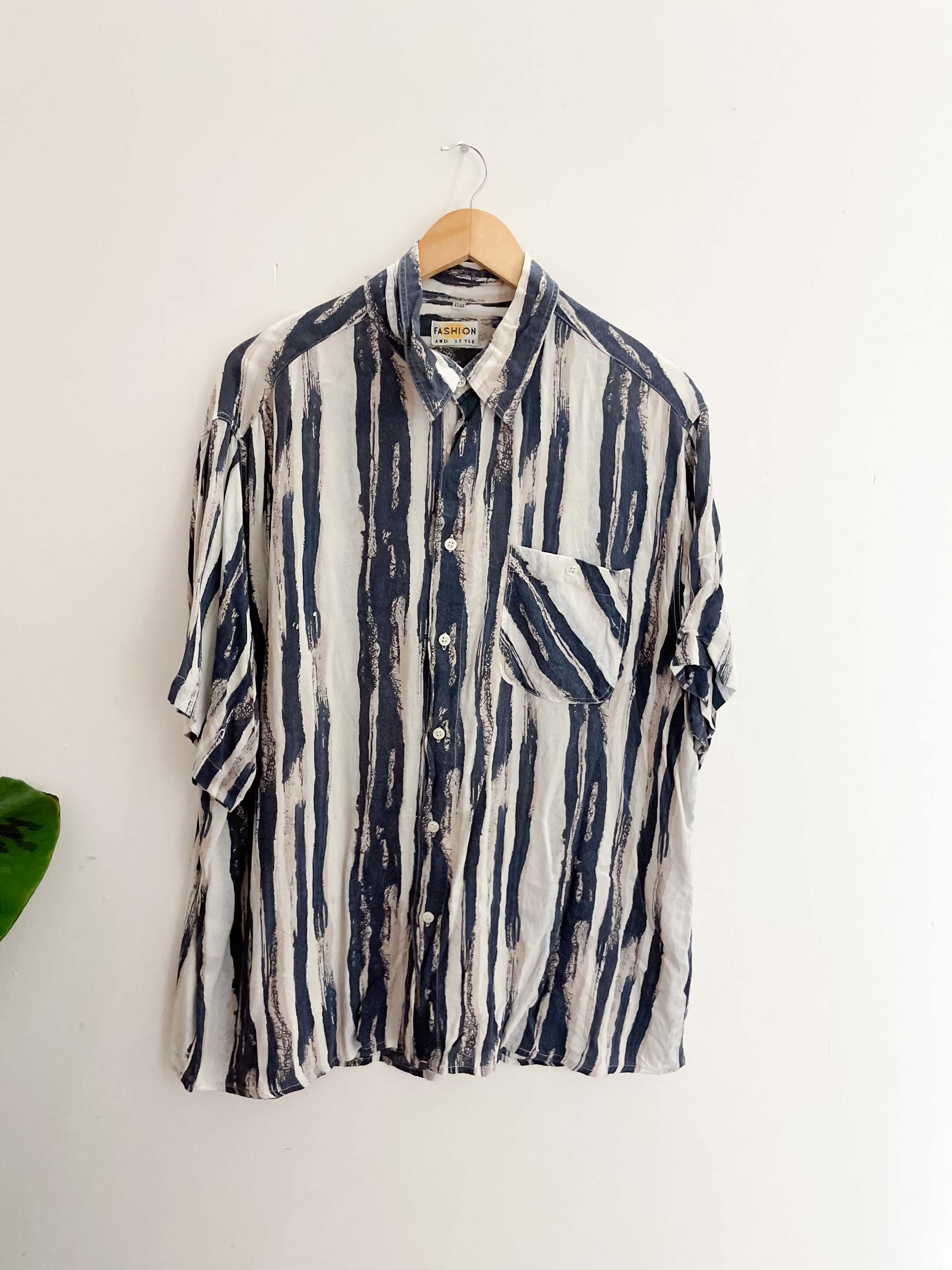 Vintage mens stripe print blue and white large short sleeve shirt