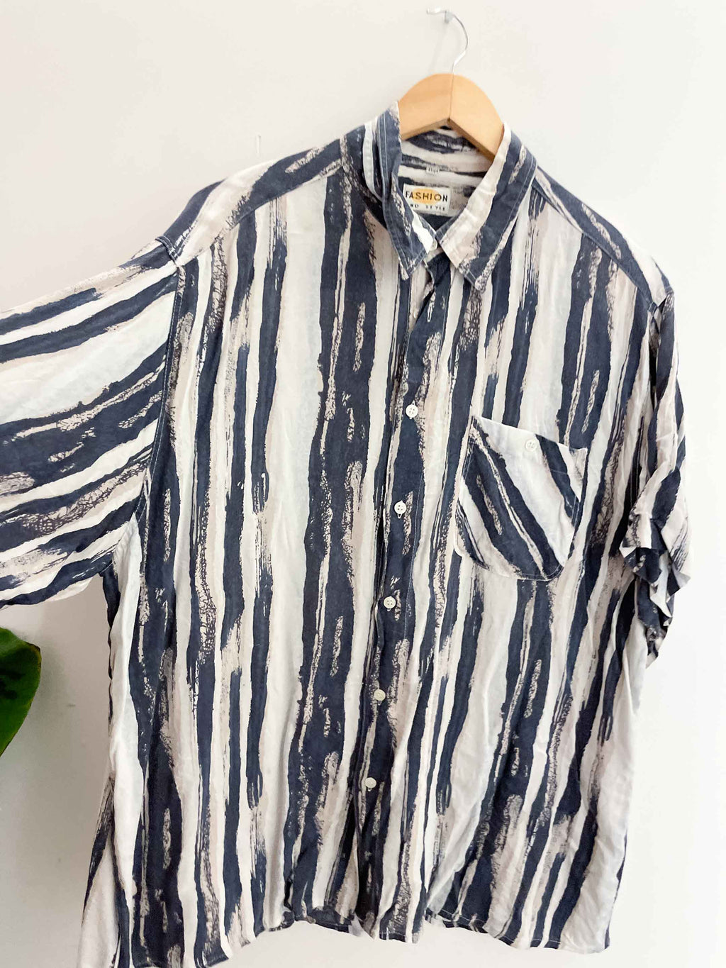 Vintage mens stripe print blue and white large short sleeve shirt