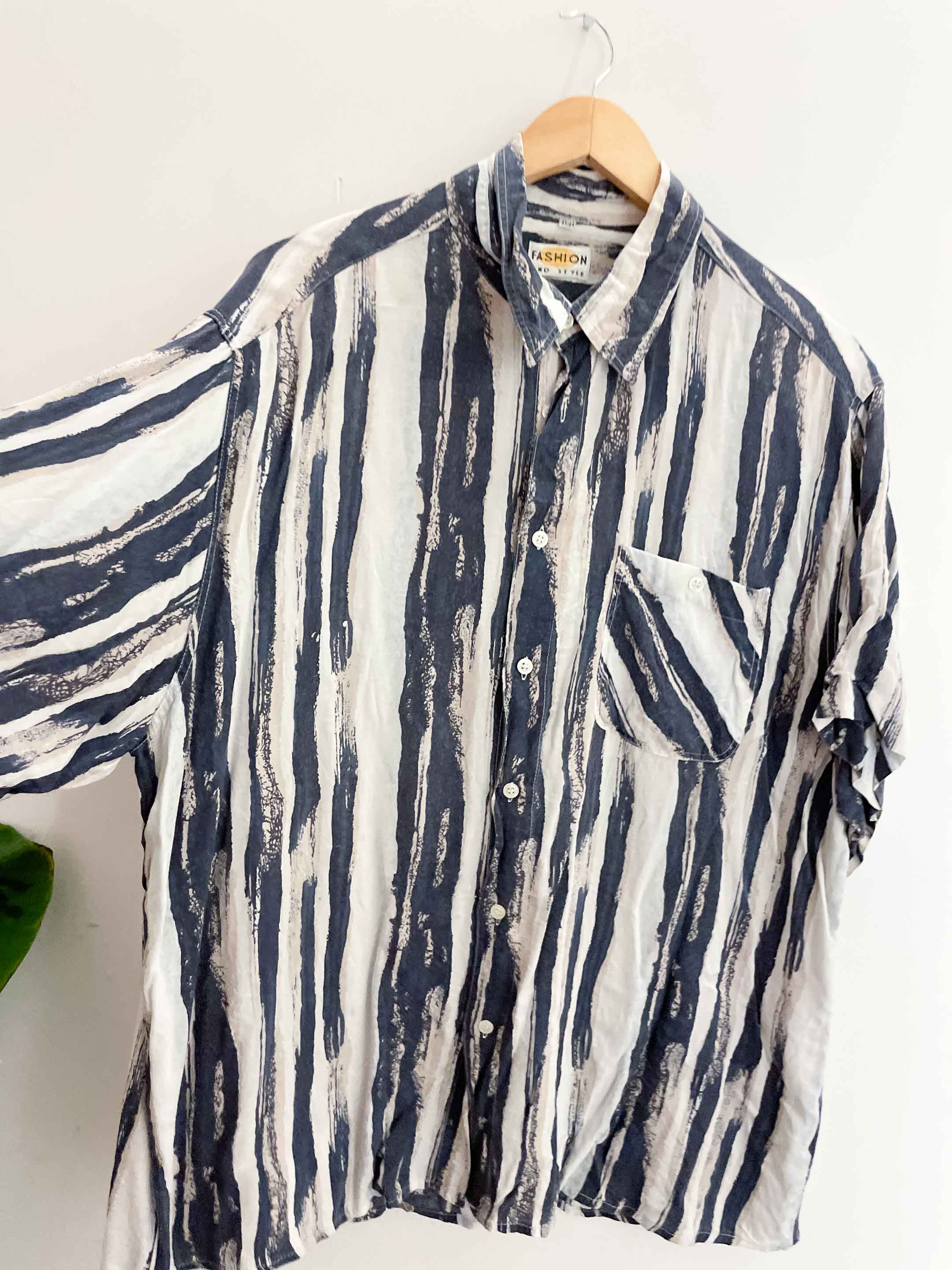 Vintage mens stripe print blue and white large short sleeve shirt