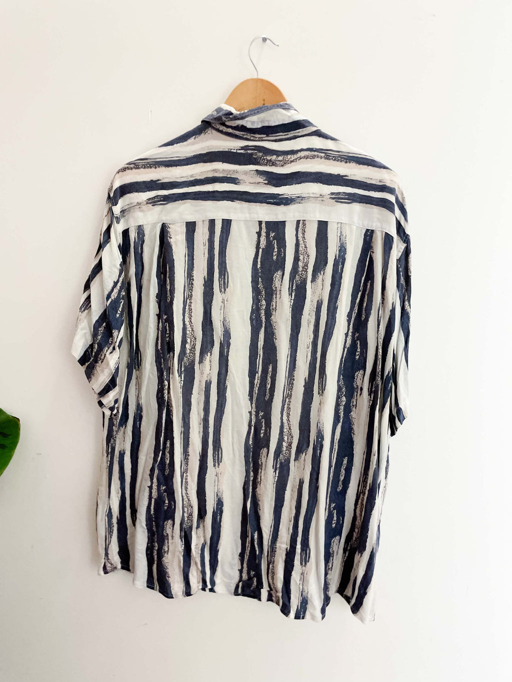 Vintage mens stripe print blue and white large short sleeve shirt