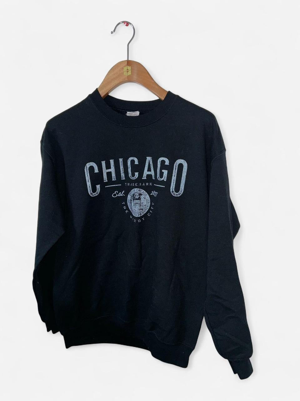 black Chicago Illinois graphic print crew-neck sweatshirt made from a cotton blend. 
